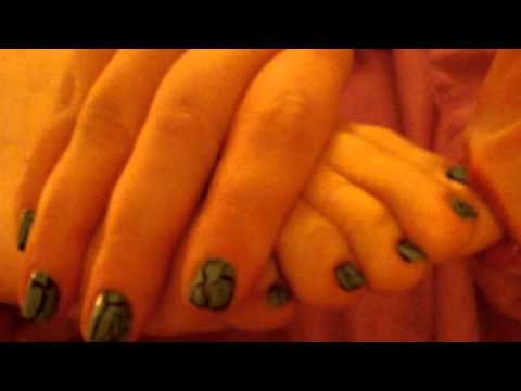 Anne Cettina zuigt aan haar eigen tenen