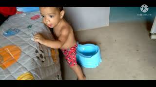 Bebê aprendendo a fazer xixi no troninho