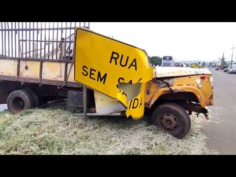 Sucateiro sobrevive após bater em carreta e ônibus em Sarandi PR