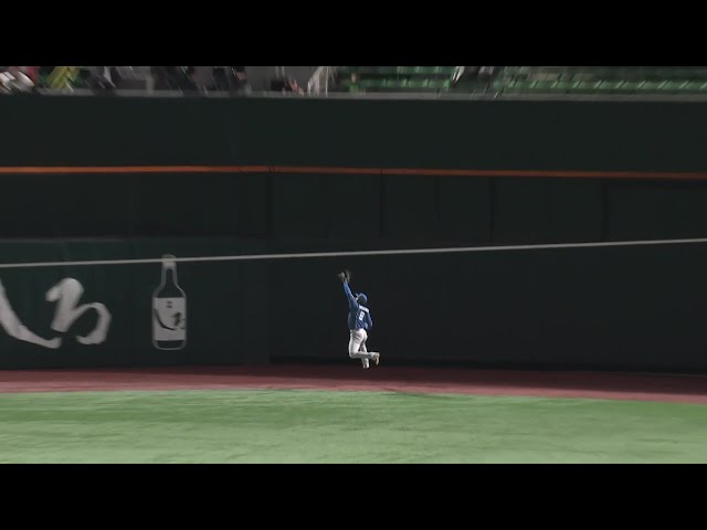 【3回裏】ファイターズ・淺間大基 センター後方への打球をジャンピングキャッチ!! 2025年10月16日 福岡ソフトバンクホークス 対 北海道日本ハムファイターズ