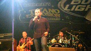 JAY PEREZ - HOY SOY FELIZ + HOMBRE EN LA LUNA! - San Antonio Fiesta Cattleman's Square 2012.AVI