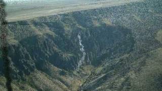 preview picture of video 'Ultralight airplane at the Owyhee River Canyon, OR'