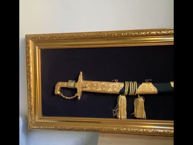 لوحة تراثية سيف ذهبي