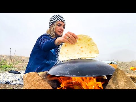 Mischung aus dem Dorf, das Brot auf Feuer kocht! | Dorflebensmittel mit frischem Brot kochen
