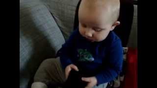 Agust lyssnar på Mojje