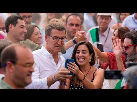 Feijóo, Juanma Moreno y Elías Bendodo participan en un mitin en Baños del Carmen (Málaga)