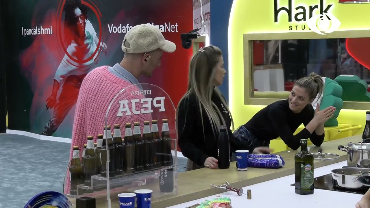 Kristi: Je manipuluese/ Olta: Ama manipuloj me elegancë dhe sharm