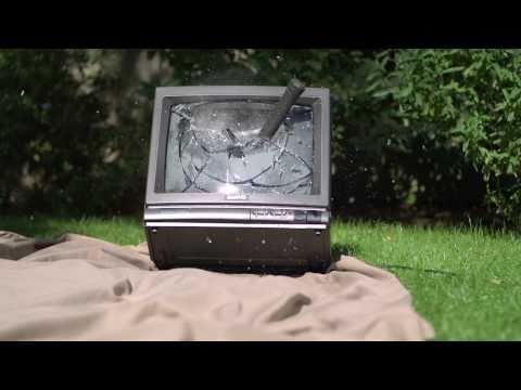スローモーションでテレビを破壊する - スローモーガイズ (Smashing a TV in Slow Motion - The Slow Mo Guys)