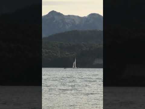 Velero en la bahía Mansa del lago Nahuel Huapi, Villa La Angostura, Neuquén, Patagonia, Argentina