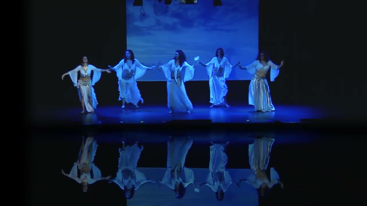 Coreografía de Iniciación Ahlaw Sahla con Leena Qadi y sus alumnas. Festival Cosmos