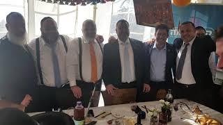 ישי ריבו 》 אהרן רזאל 》 אבי מילר יחד עם הקלידן אשר גבאי - בסוכת האחדות יחד עם שר השמחה עמי מימון