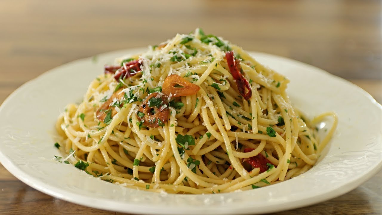 Spaghetti Aglio e Olio Recipe - The Cooking Foodie