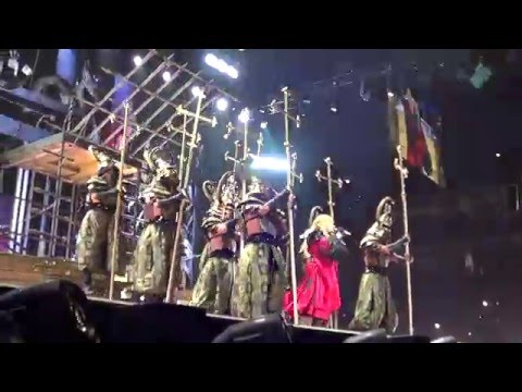 MADONNA opening "Rebel Heart Tour" live Torino 21 novembre 2015 canta "ICONIC" sottopalco