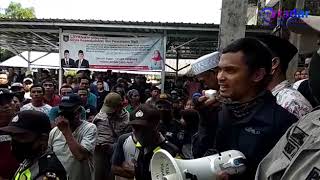 Warga Prina Demo di Kantor Desa