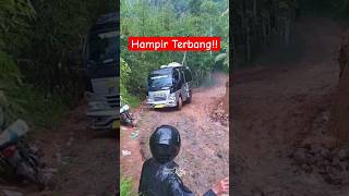 Download lagu MENEGANGKAN ‼️ Detik-detik Mobil Elf hampir terbang ketika melewati Jalan Terjal Berlumpur mp3