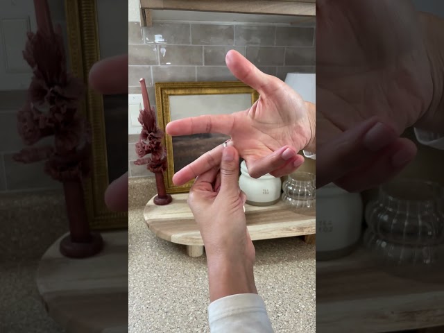 Vídeo relacionado con Plato pequeño de cerámica en forma de hoja para joyería, llaves, anillos, baratijas; regalo para decoración de mesita de noche, mesas, habitaciones (verde cristalino)