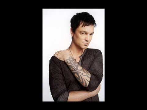 Jeff Gutt sings "Bohemian"  THE X FACTOR USA 2013