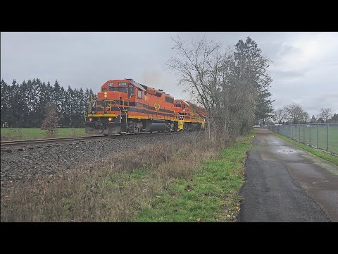 PNWR 2301 leads the toledo patch with 2306 trailing 