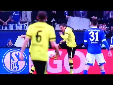 Götze bekommt Ball voll auf die Nüsse