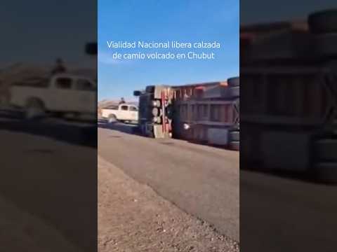 Vialidad Nacional despejo camión que volcó en el km 408 de la RN25, en Paso de Indios-Tecka.