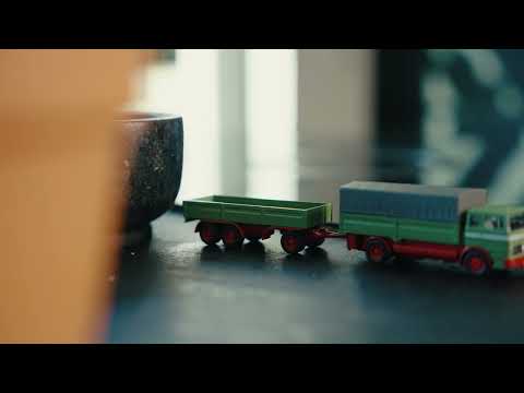 Carson 1:87 MB 1620 Plane mit Anhänger Grün