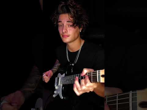 I ALWAYS get questions like this, here’s your answer!🤭 The Donner DST-400 guitar is shown at NAMM🎸