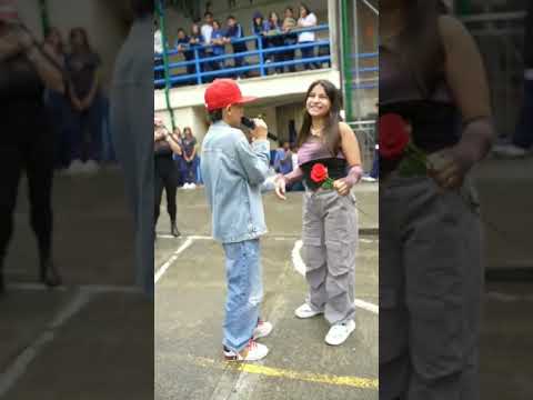 El niño más viral de Medellín me dio una rosita 🌹 #julda #baile #medellin #musica #colombia #julda