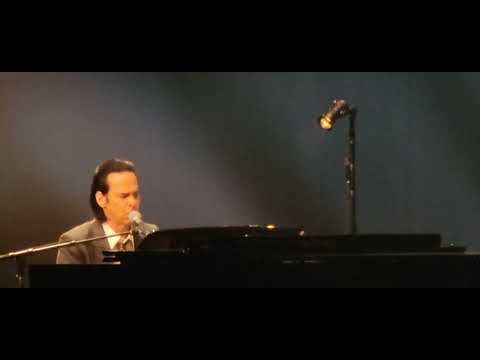 Nick Cave live "Give Us A Kiss" with Colin Greenwood from Radiohead on bass