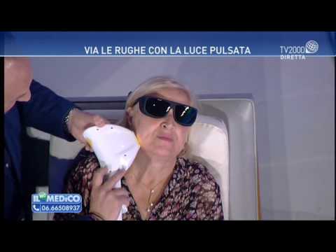 Le risposte di decolorazione di pacco di faccia con un limone La decolorazione di creme da lentiggini e posti di pigmentary