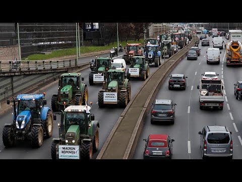 مزارعون فرنسيون يقطعون الطريق إلى باريس بالجرارات احتجاجا على سياسة ماكرون…