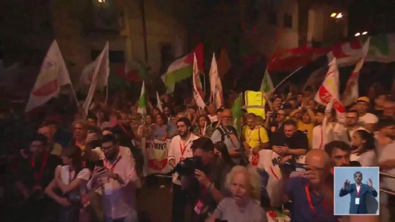 Il campo largo si riunisce a Napoli, l'abbraccio di Bonelli, Conte, Fratoianni e Schelin sul palco