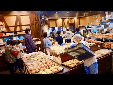 Una mirada de cerca al proceso de elaboración del pan en la panadería en horno de piedra, donde los clientes habituales quedan fascinados por el encantador pan.