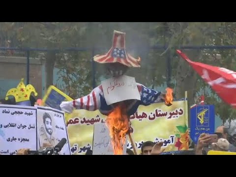 في ذكرى الاستيلاء على سفارة أمريكا.. إيران تعرض صاروخا وتصف ترامب "بالمجنون"