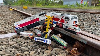 Download lagu Miniatur Kereta Api CC206 & CC203 Anjlok di Rel Asli Bersama KRL dan Gerbong Kayu KAI mp3