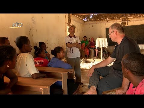 Prêtre missionnaire en brousse à Madagascar