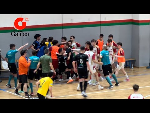 Futsal Ternana - Roma C5: Un giocatore dei romani provoca pubblico e avversari e scoppia la rissa