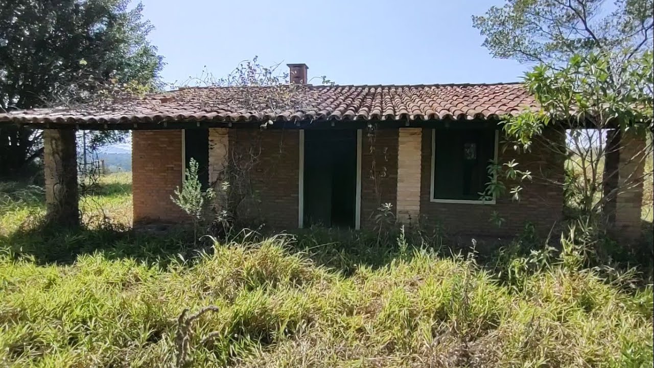 A CASA DA LAREIRA E A CASA DO FOGÃO DE LENHA, ABANDONADAS EM MEIO ÀS MONTANHAS