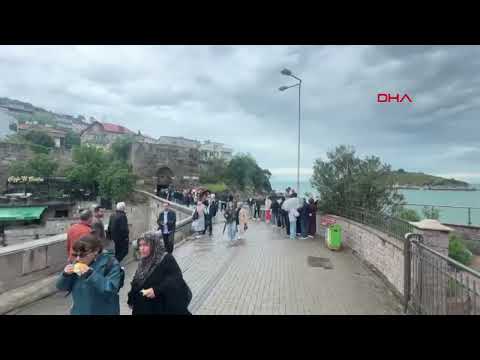 Sağanağın etkili olduğu Amasra'da bayram yoğunluğu