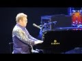 elton john milano forum canta candle in the wind ...