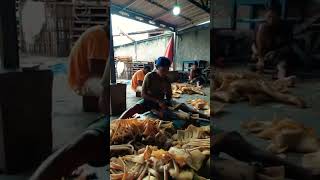 Download lagu PROSES BIKIN KRUPUK KULIT SAPI. mp3