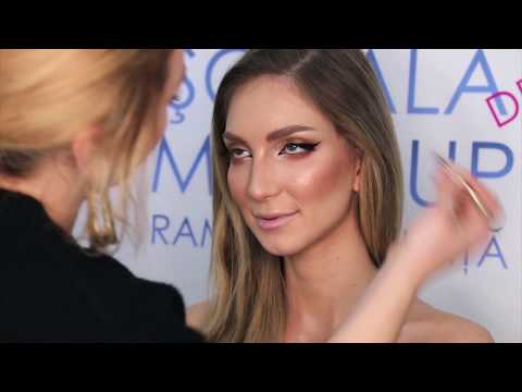 Video Andra Papacu face o demonstraţie de Glam make-up, red lips, special pentru petrecerile de Crăciun