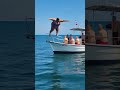 Elle Voulait Se Rafraîchir Elle A Fini Par Refroidir Tout Le Bateau