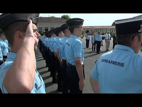 فرنسا تمدد حالة الطوارئ لستة أشهر