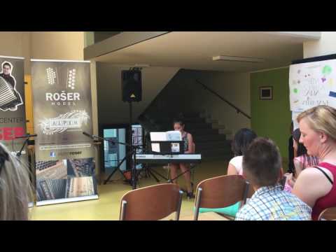 GLASBENI CENTER ROŠER - Učenka Rebeka Štromajer (klaviature)