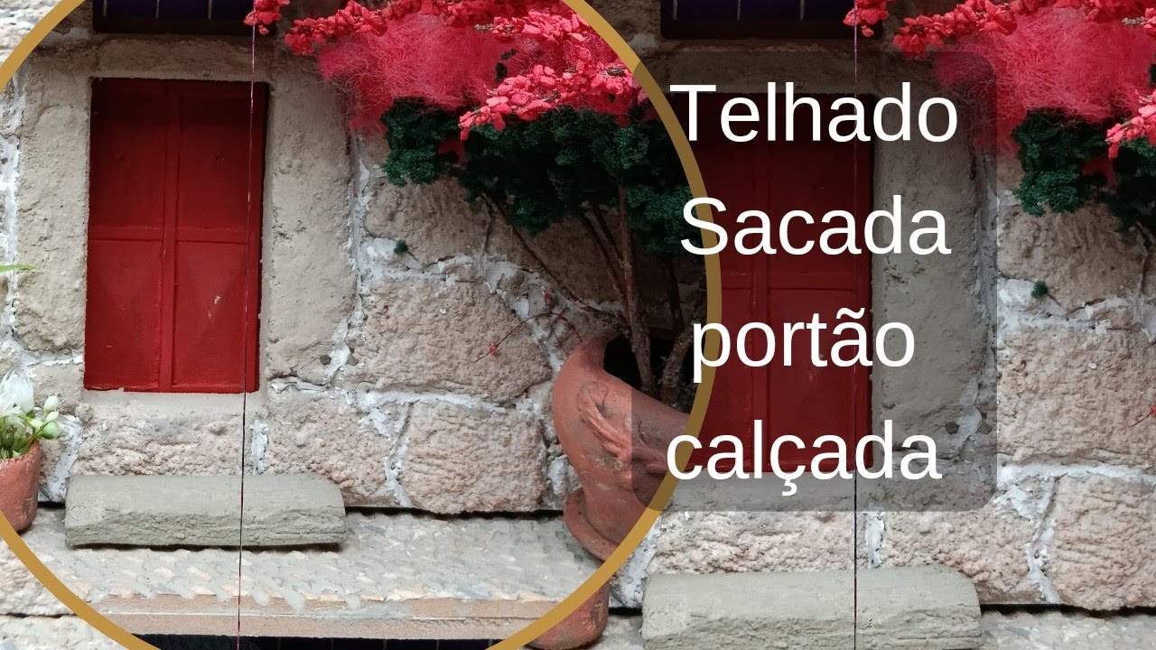 Porta de porão para casa portuguesa. Porta de chapa de metal com almofada para miniatura