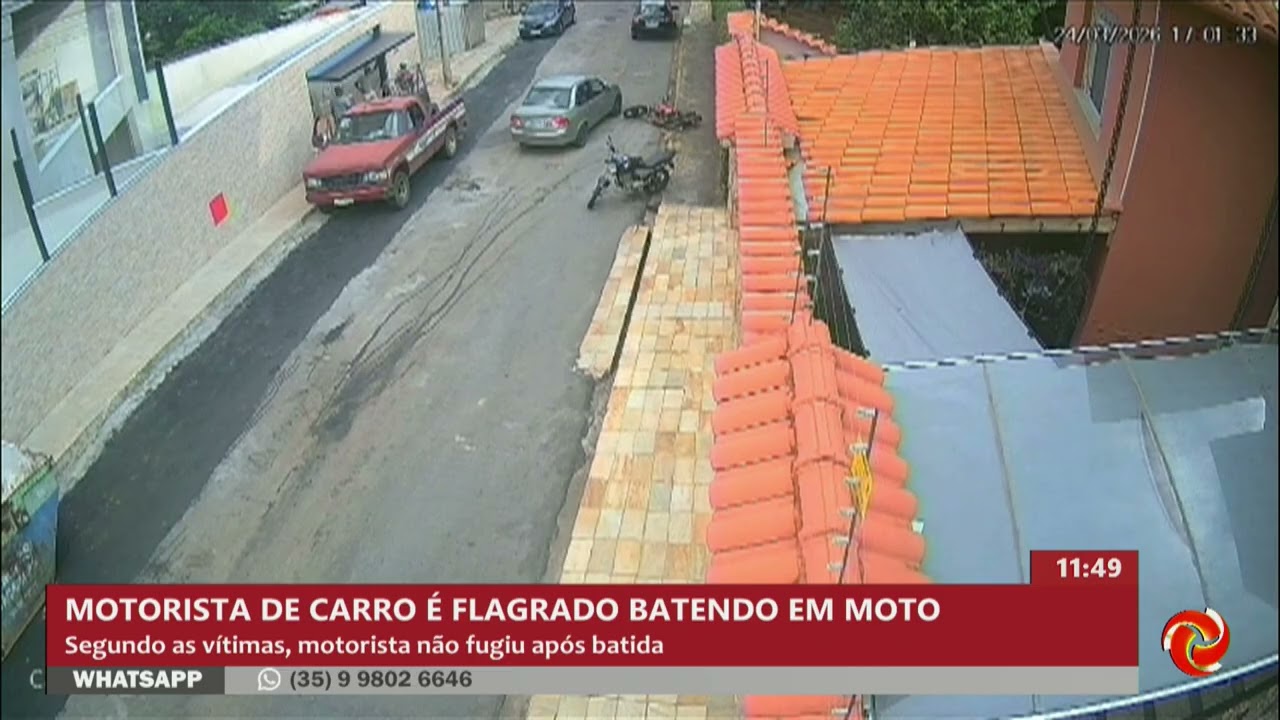 Carro bate em moto estacionada e foge em Lavras