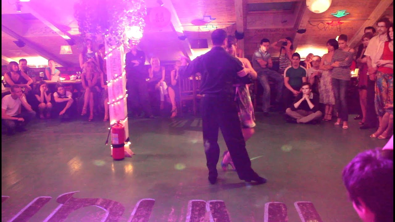 Nana Khocholava  and Tate Di Chiazza dance on the milonga DESVAN - El puntazo - D'arienzo