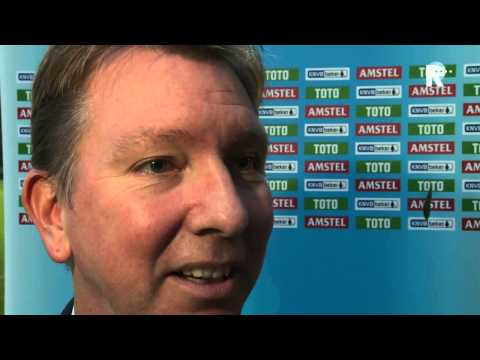 De trainer van Capelle, Theo de Boon, in gesprek met Bas Pieper