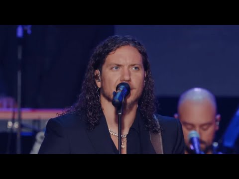 Brandon Lake’s Heartfelt Performance of “Graves Into Gardens” at the Charlie Kirk Memorial Revival