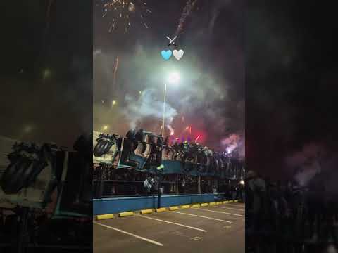 "Tremendo banderazo de los hinchas de Racing en El Cilindro para despedir al plantel" Barra: La Guardia Imperial &bull; Club: Racing Club &bull; País: Argentina